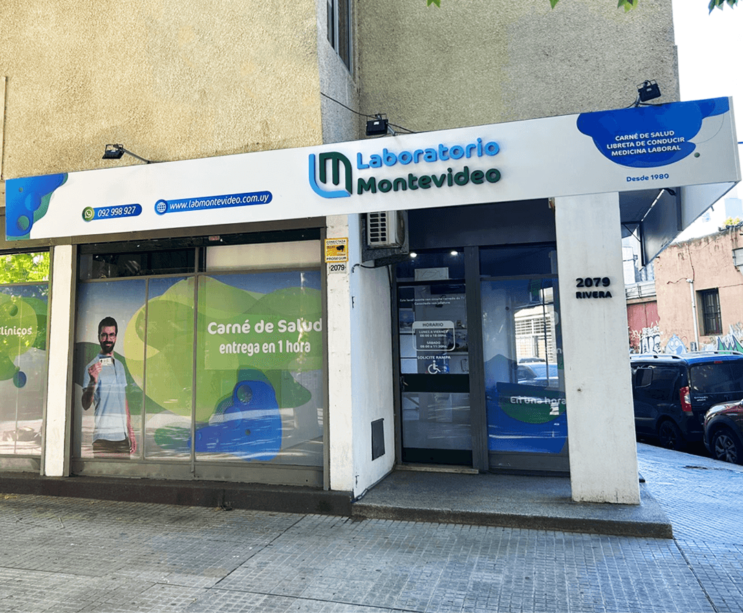 Persona realizando estudios de laboratorio